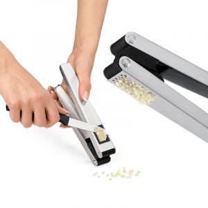 Knoblauchpresse und Knoblauchschneider in einem Werkzeug